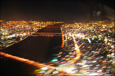 対して大阪の夜景　まぶしい